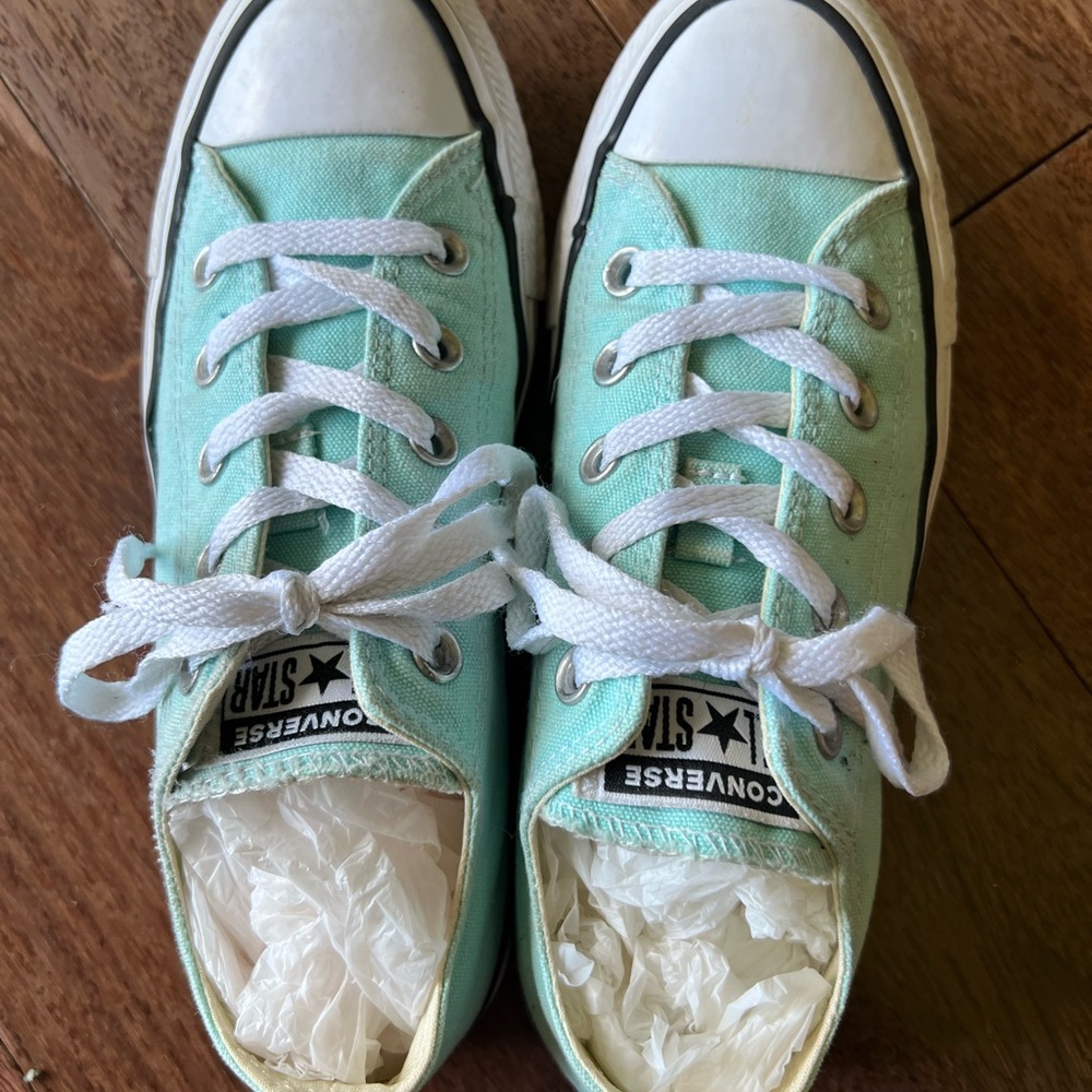 Teal Converse in great shape. Size 4 men- 6 women. Low cut